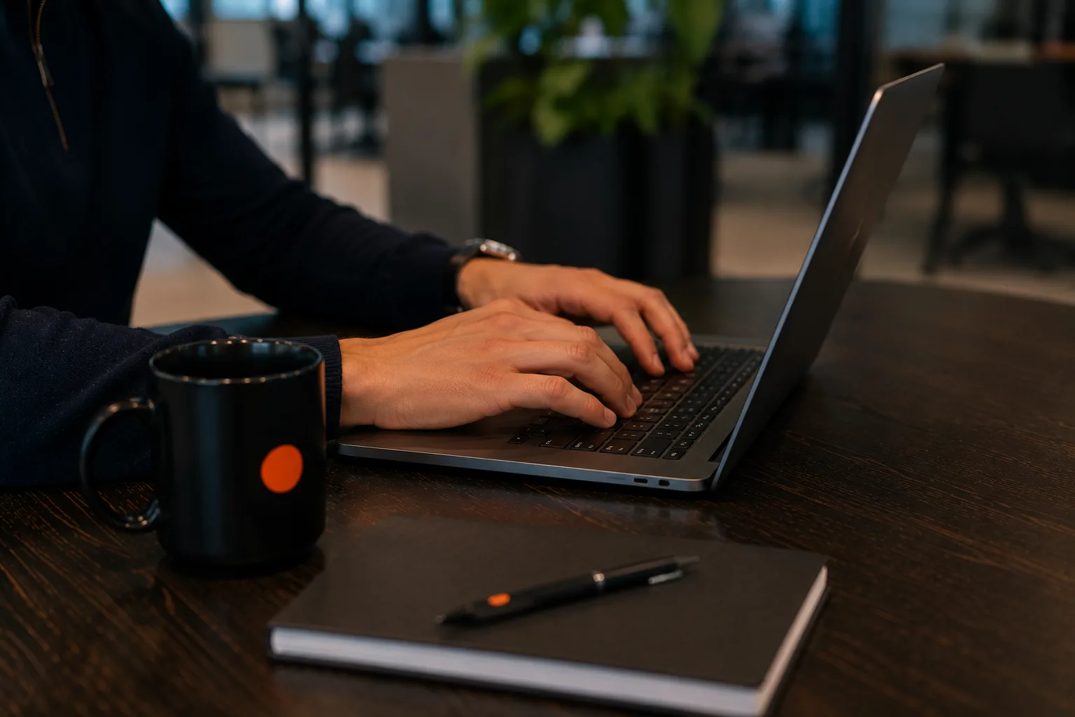 Hand boven een laptop met een dashboard met operationele cijfers